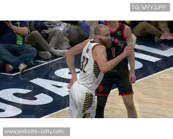 小南斯篮下强势进攻旱地拔葱单臂暴扣展现霸主风范